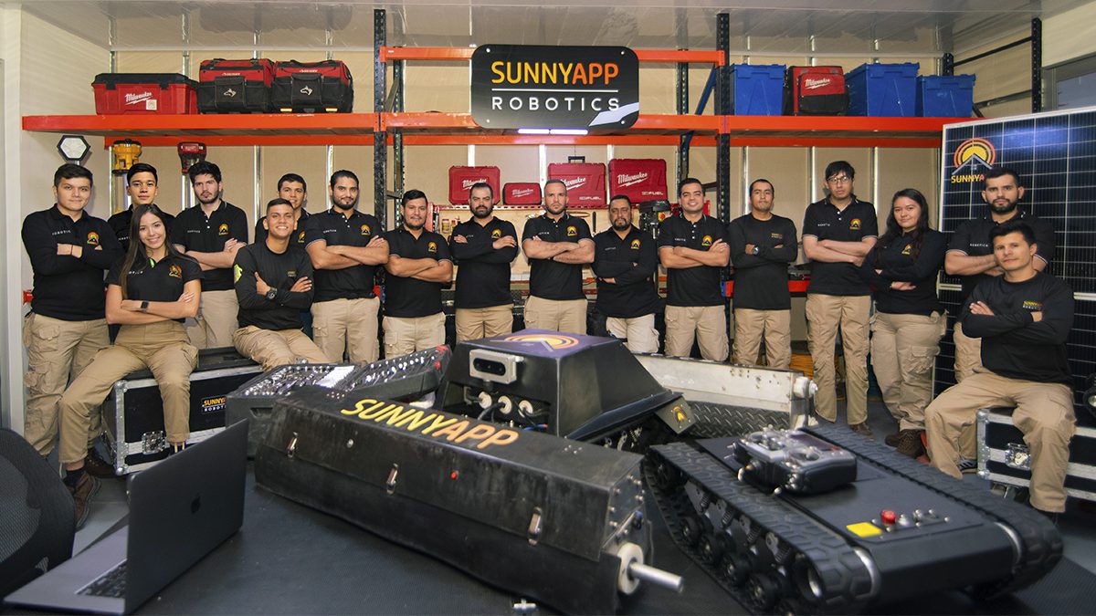 Este robot colombiano ya ha limpiado más de 100.000 paneles solares